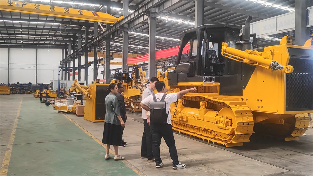 Les clients indonésiens visitent l'usine de bulldozers de Jinling en Chine