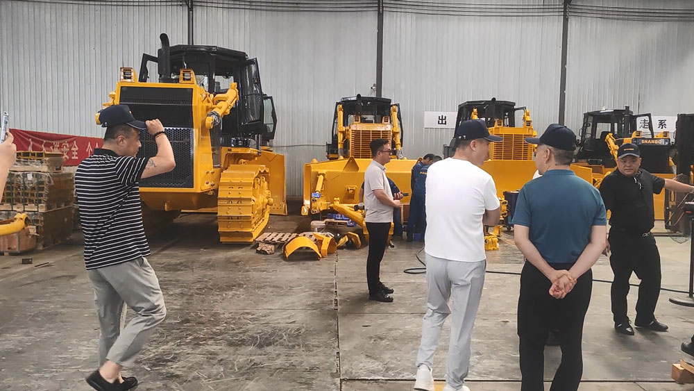 Des clients chinois visitent l'usine pour acheter des bulldozers SD46 et des excavatrices SH220