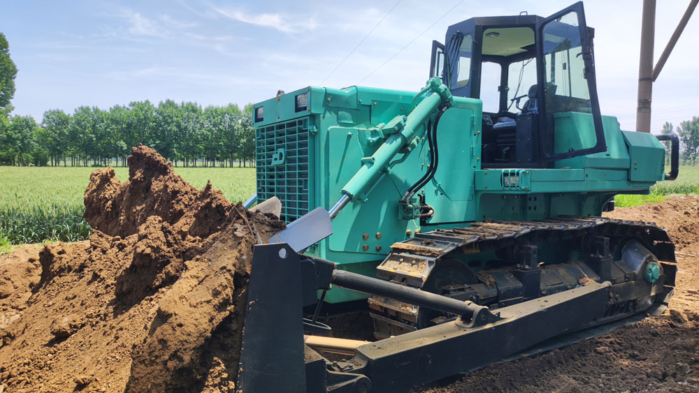 Essais sur le terrain de la bulldozer électrique E22 : les ingénieurs de l'usine vérifient les perfo