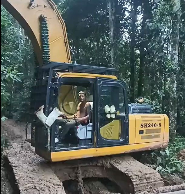 Le bulldozer à chenilles SH240-8 de puissance élevée éprouvée traverse les forêts tropicales, les ma