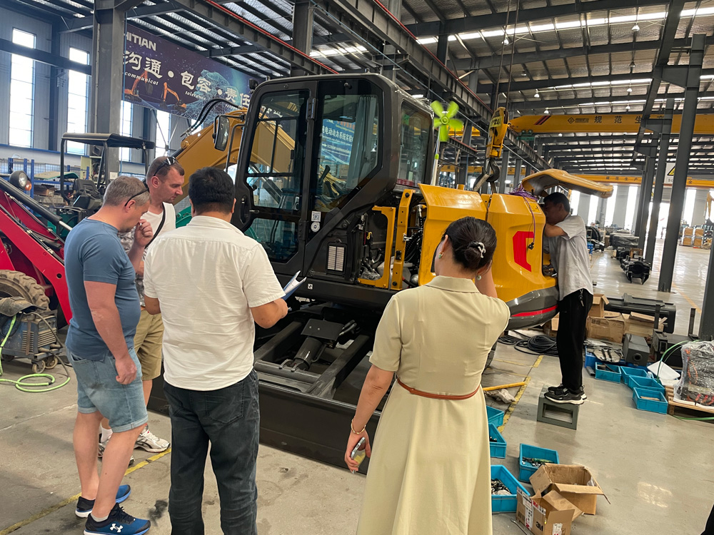 Les clients polonais visitent l'usine de pelles et de bulldozers en Chine