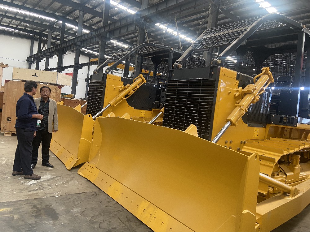 Les clients du Bangladesh visitent l'usine chinoise de bulldozers et achètent le bulldozer SD22F ver