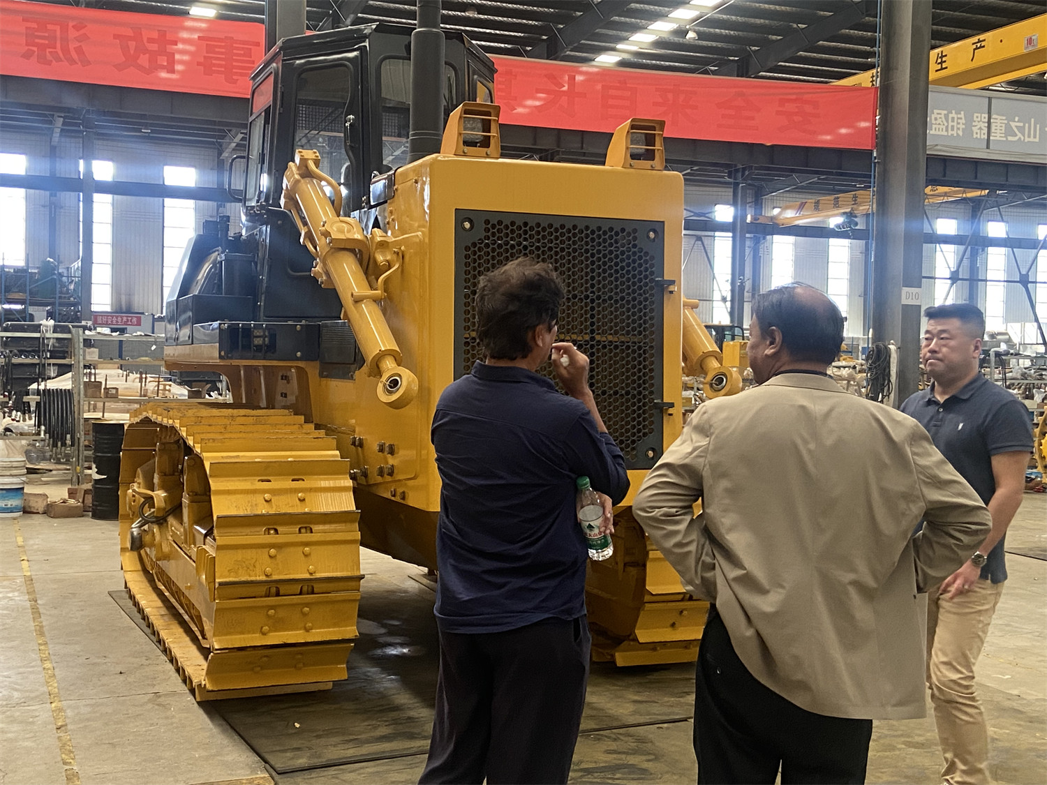Visite du client en usine de bulldozers