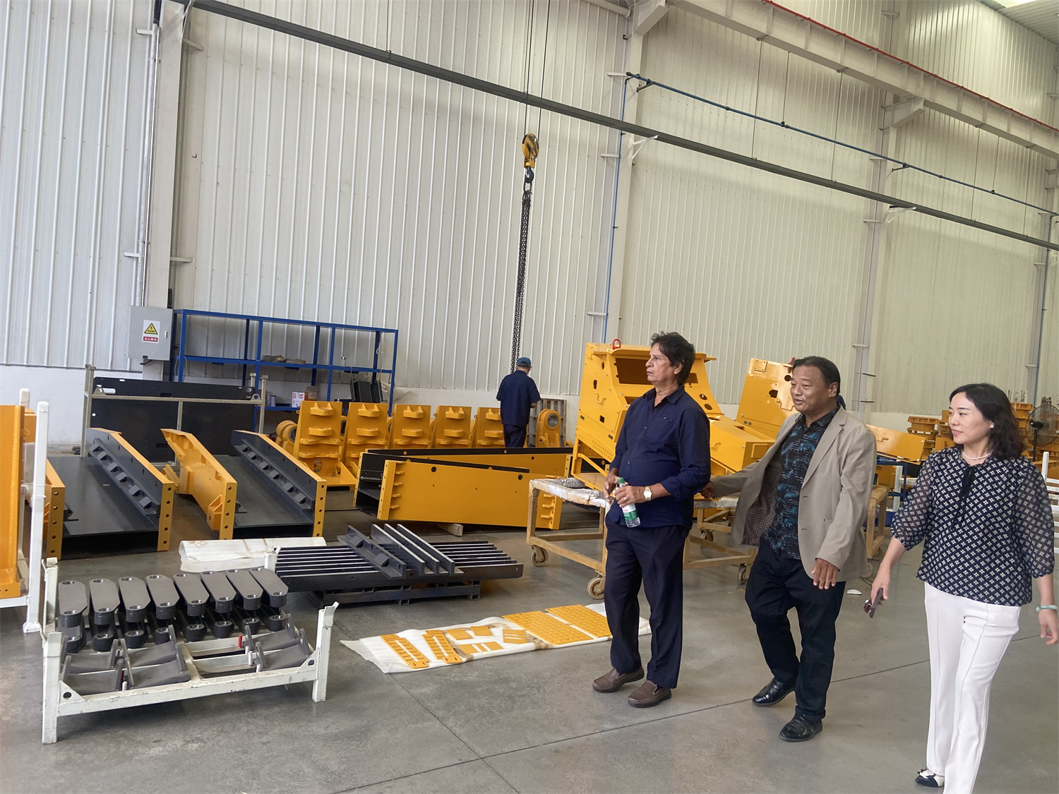 Les clients du Bangladesh visitent l'usine de bulldozers