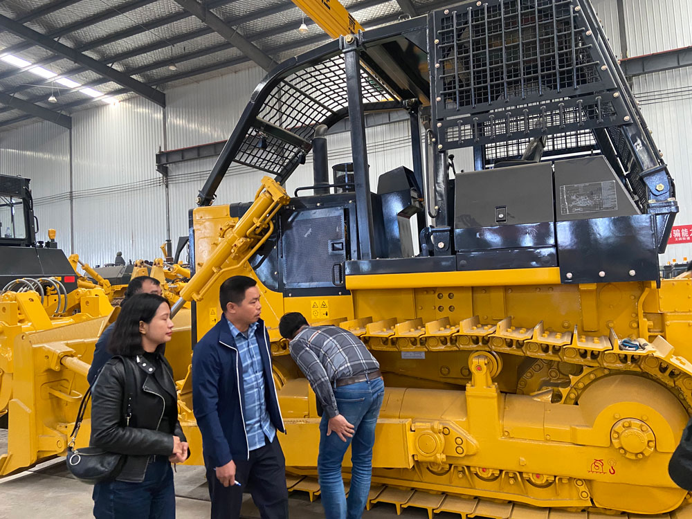 Les clients vietnamiens visitent la chaîne de production des bulldozers chinois et commandent le bul