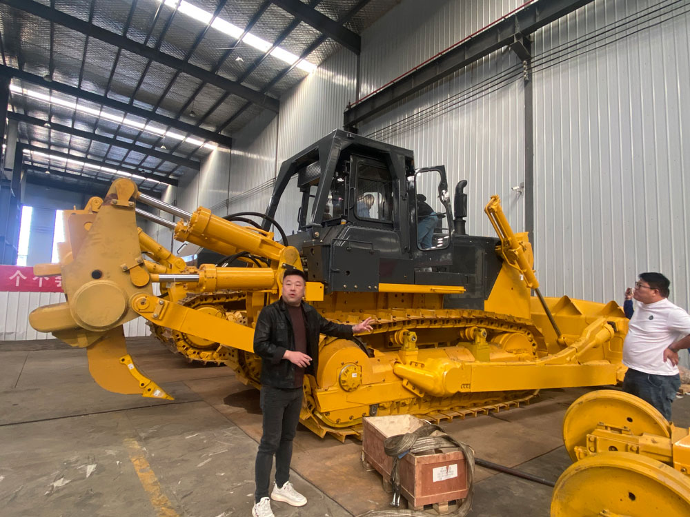 Un client russe visite l'usine chinoise de bulldozers pour passer une commande de bulldozers SD32 et