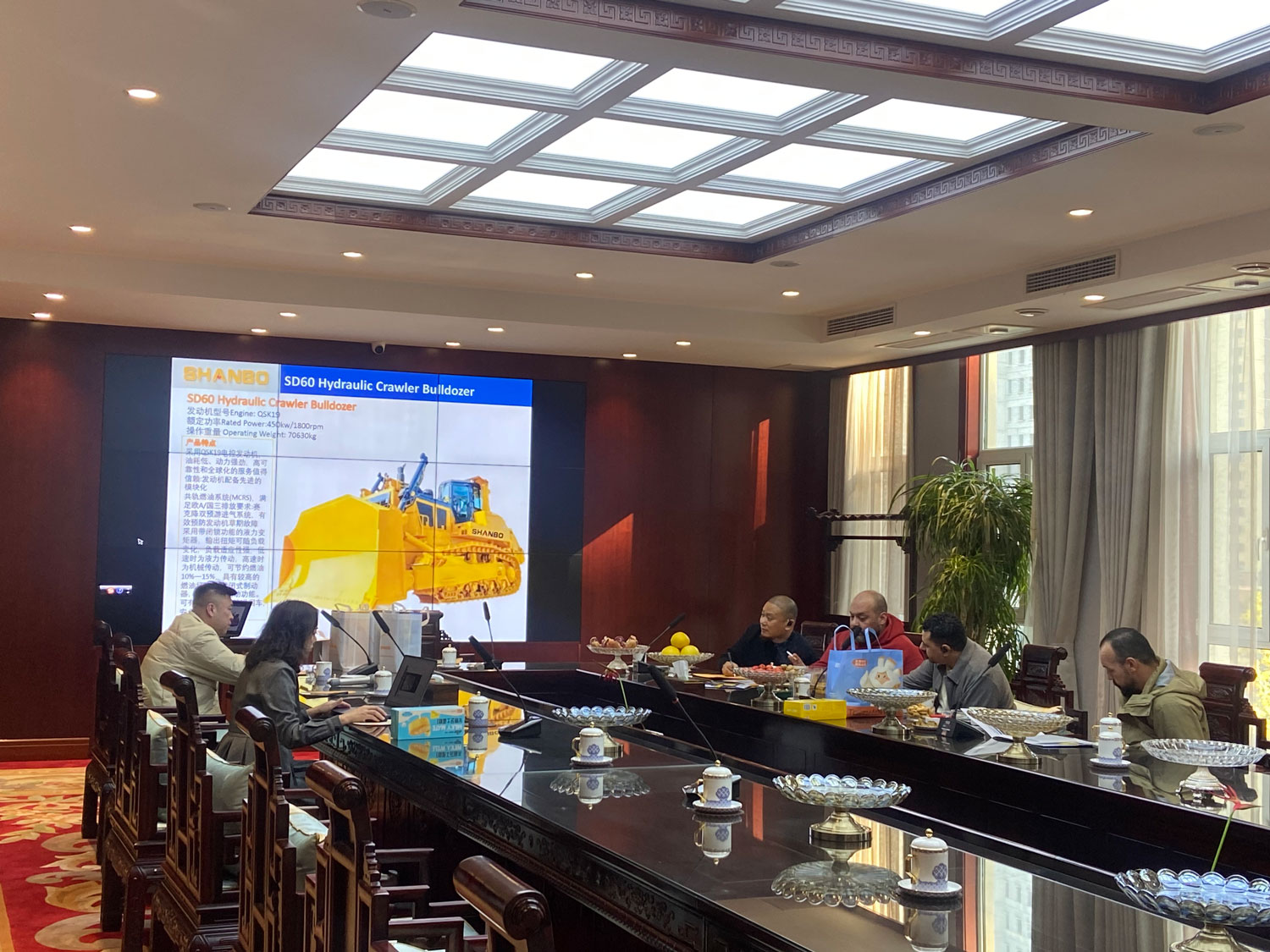 Signature d'un contrat de bulldozer D60 avec un client russe