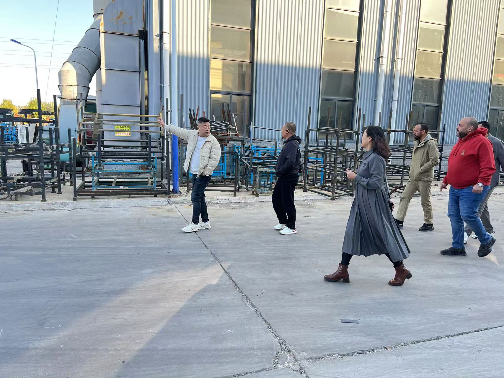 Les clients russes visitent l'usine de bulldozers chinoise