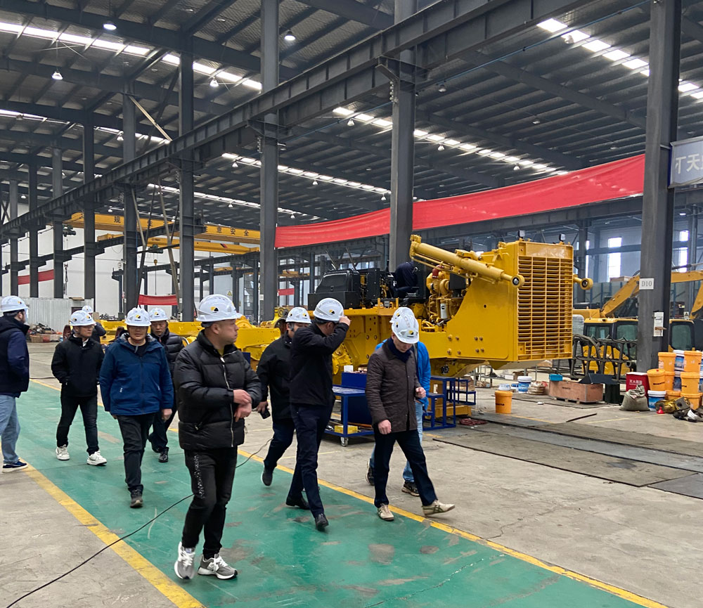 Des clients chinois visitent l'usine de bulldozers et les ateliers de production, consultent et achè