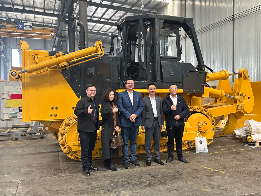 Nous sommes honorés d'accueillir les clients du Guatemala qui ont visité notre usine de bulldozers e