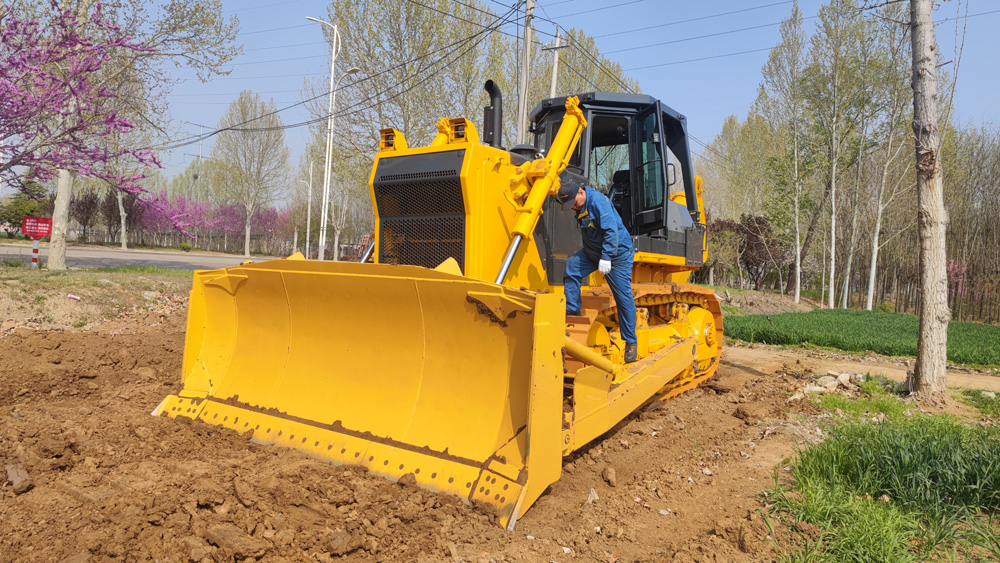 Le bulldozer SD22 performant effectue des tests en champ par temps ensoleillé