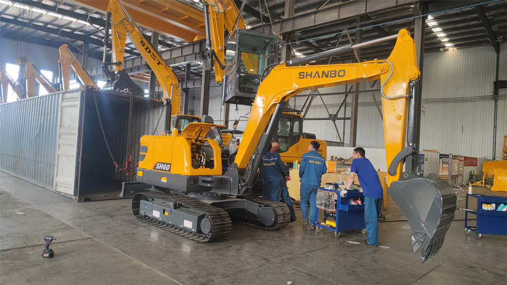 SH60 bulldozer expédié en Pologne : l'équipe de l'usine travaille jour et nuit pour charger les cont
