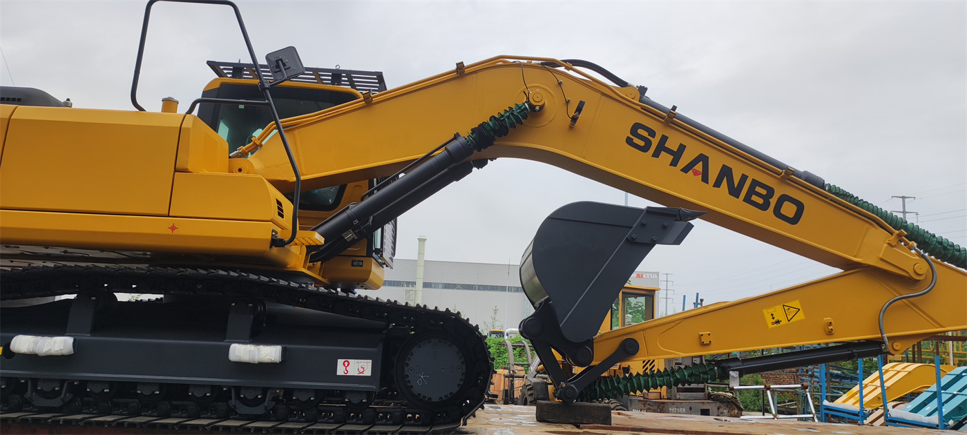 Scène de chantier d'excavation et de chargement de gros volumes avec excavatrice sur chenilles de 20 tonnes