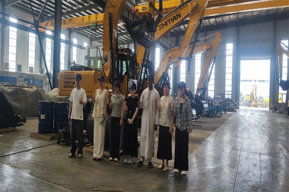 Des clients africains visitent en personne l'usine de pelleteuses et vérifient sur place les capacit