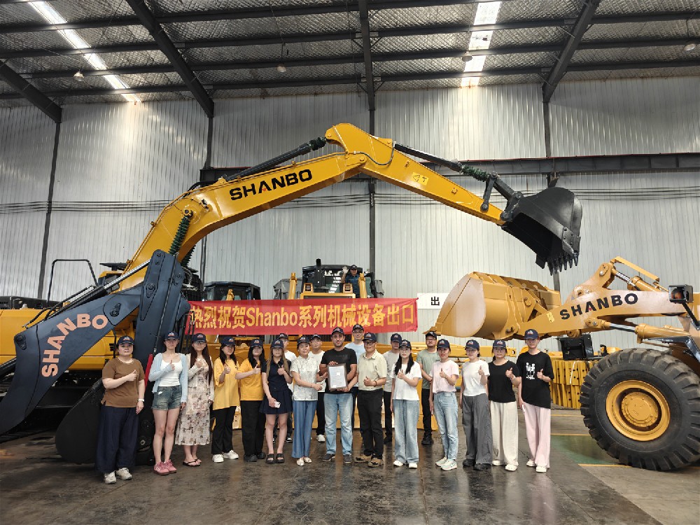 Un partenaire arménien visite l'usine de machinerie lourde et signe officiellement un accord de dist