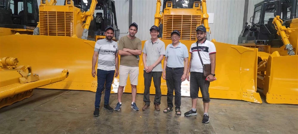 Les clients algériens visitent l'usine pour acheter des bulldozers sur chenilles, analyse complète d